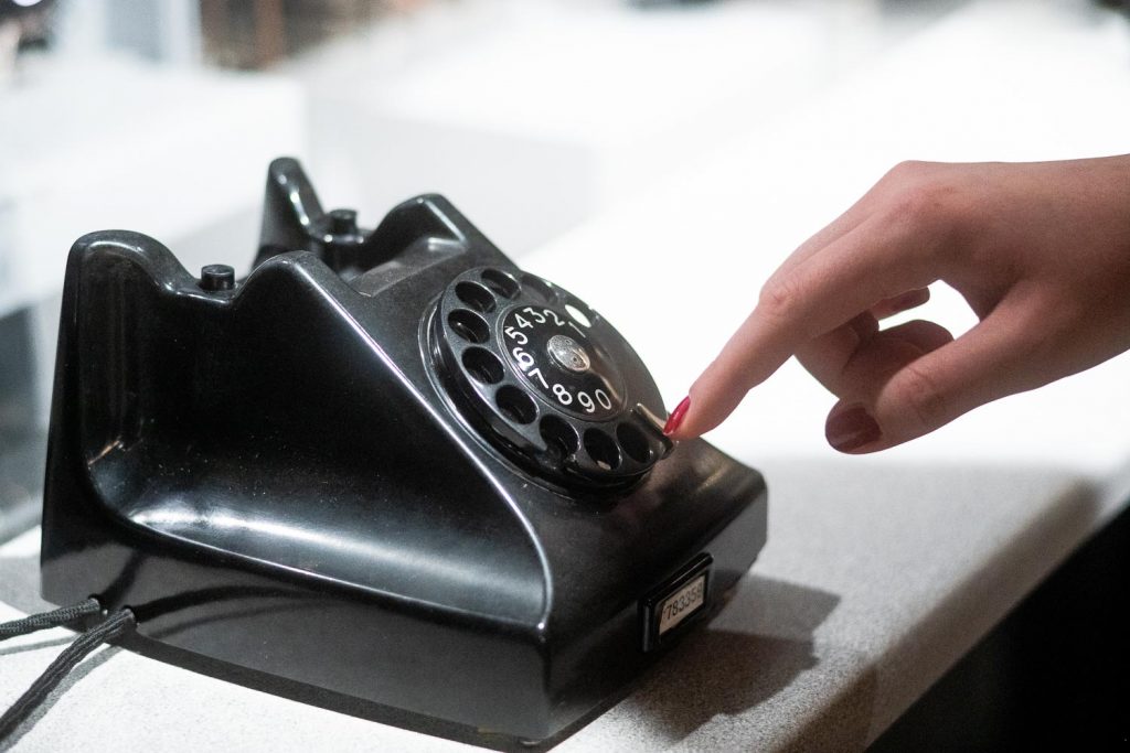 Vanha puhelin pyöritettävällä numerovalikolla.