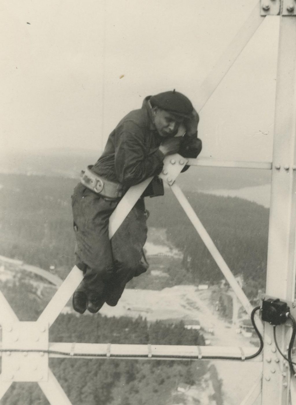 Radiomastovaloja asentava työmies vuonna 1954.